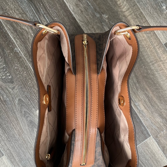 Michael Kors Raven Dark Brown Monogram Large Shoulder Tote - Picture 4 of 6